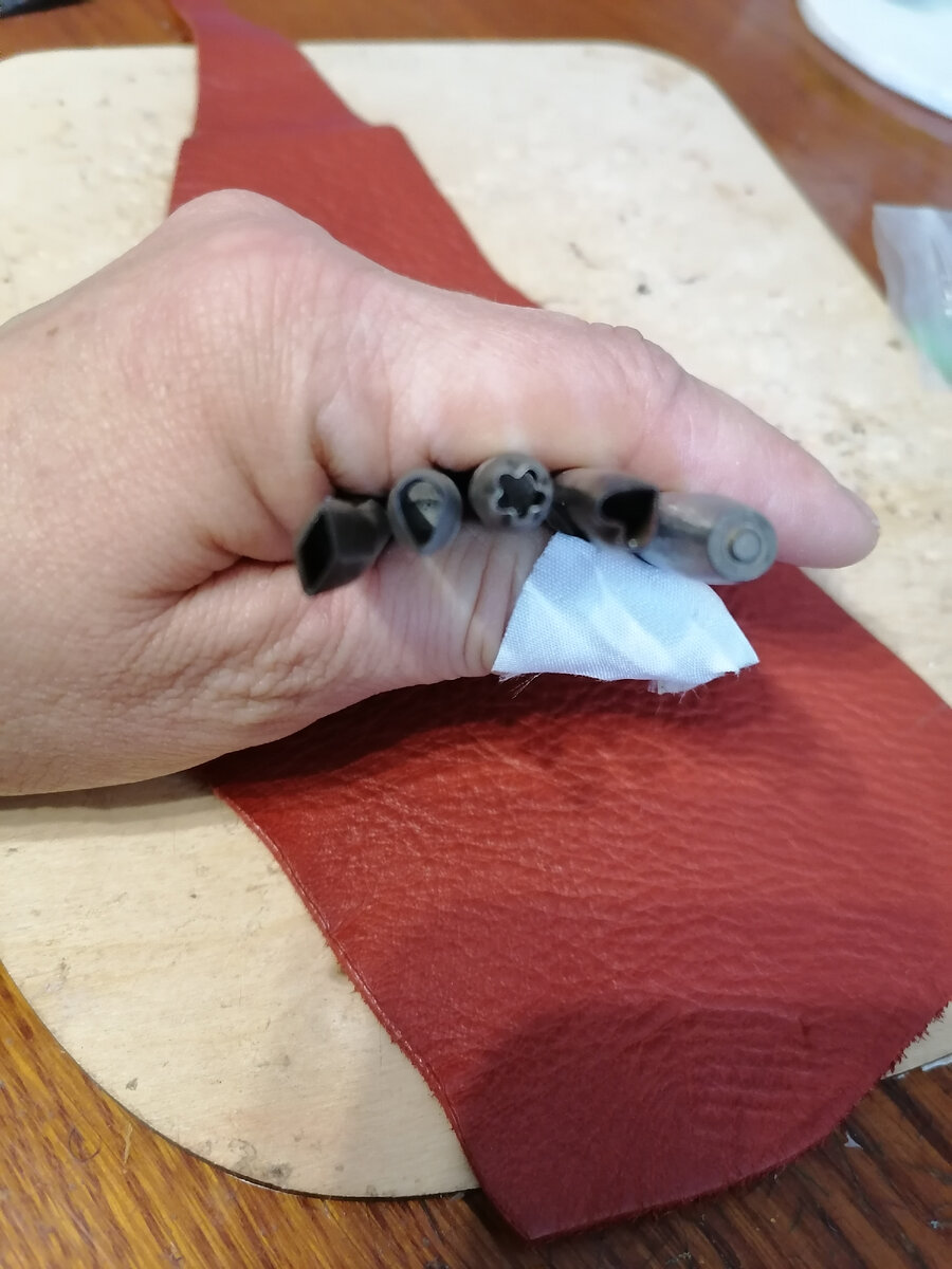 Самая первая зажимает люверсы