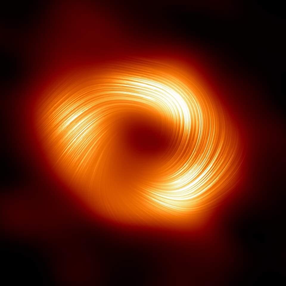 Фото: https://eventhorizontelescope.org/blog/astronomers-unveil-strong-magnetic-fields-spiraling-edge-milky-way%E2%80%99s-central-black-hole