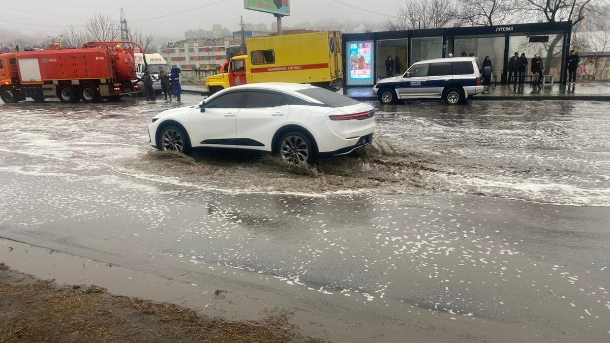     Очевидцы сообщают, что по Луговой и Ивановской уже нельзя ни пройти, ни проехать. В мэрии сообщают, что проблема в забитой ливневке, и специалисты уже устраняют засор.