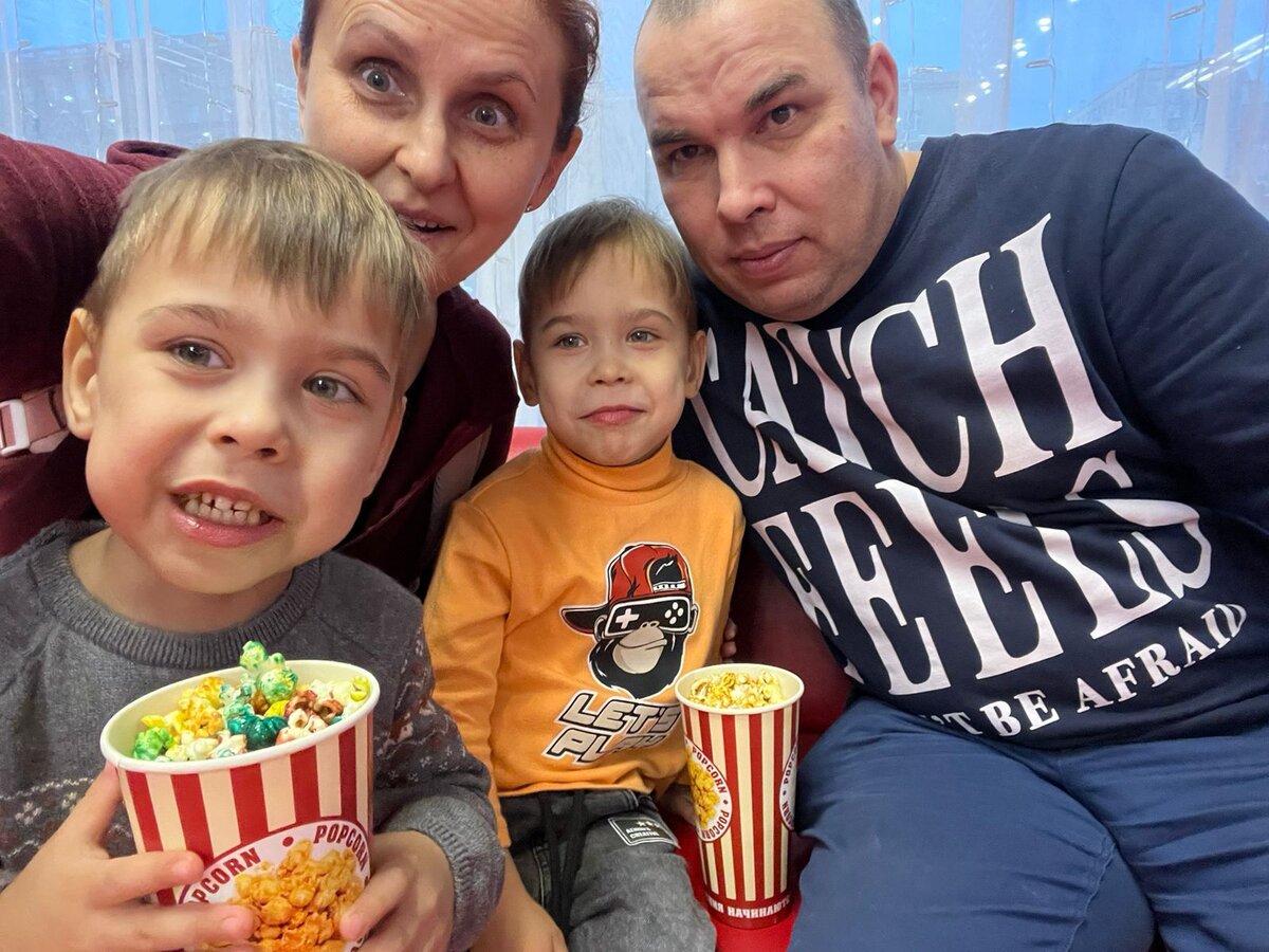 Теперь у Яши и Кузи есть семья, дом, родители.