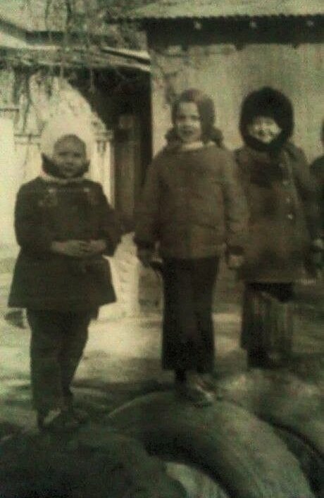 На фото: мне 5 лет (я слева в белой пушистой шапочке). Автобиография автора «Техно Колибри».