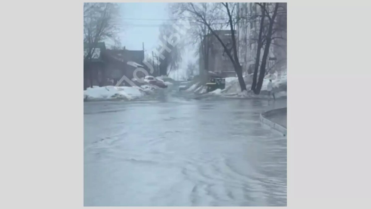     В Ижевске талыми водами затопило улицу Партизанскую, расположенную в районе «Болота». Видео с потопом очевидцы разместили в соцсетях. Жители улицы негодуют, что, несмотря на заявления властей города о подготовке к паводку, ежегодно этот участок города заливает потоками воды.