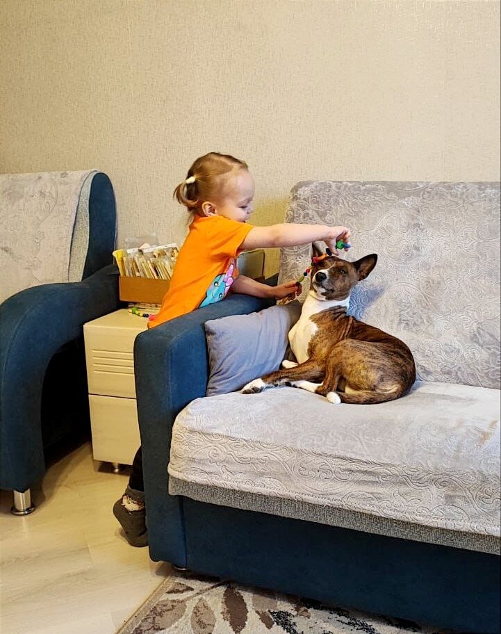 Таечка наряжает Зорика. Бусы ему очень пойдут. 