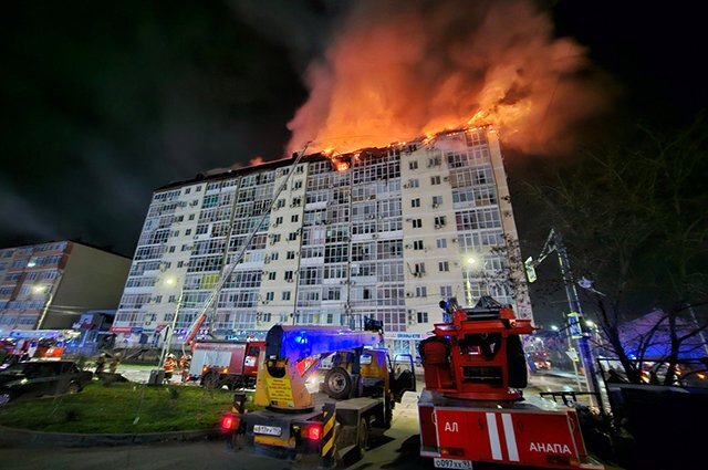 Сотрудники МЧС тушат пожар в жилом доме на улице Объездной в Анапе, построенном, как выяснилось, незаконно. / Юрий Озаровский / РИА Новости