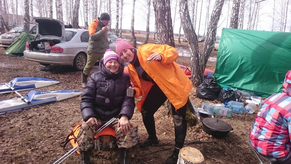 Тут я даже с мамой...Она очень активная женщина была. Любовь к походам у меня от нее.