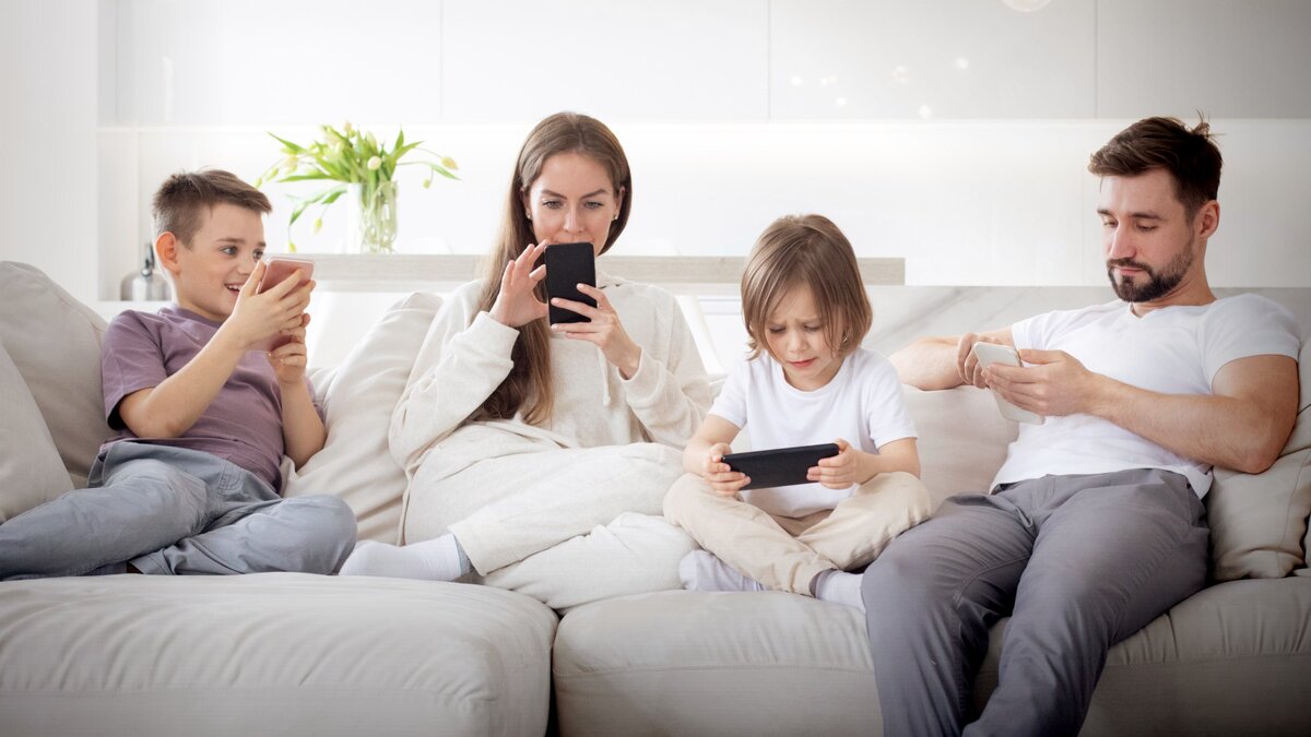 Хотите, чтобы сын или дочь перестали постоянно сидеть в телефоне - начните с себя.