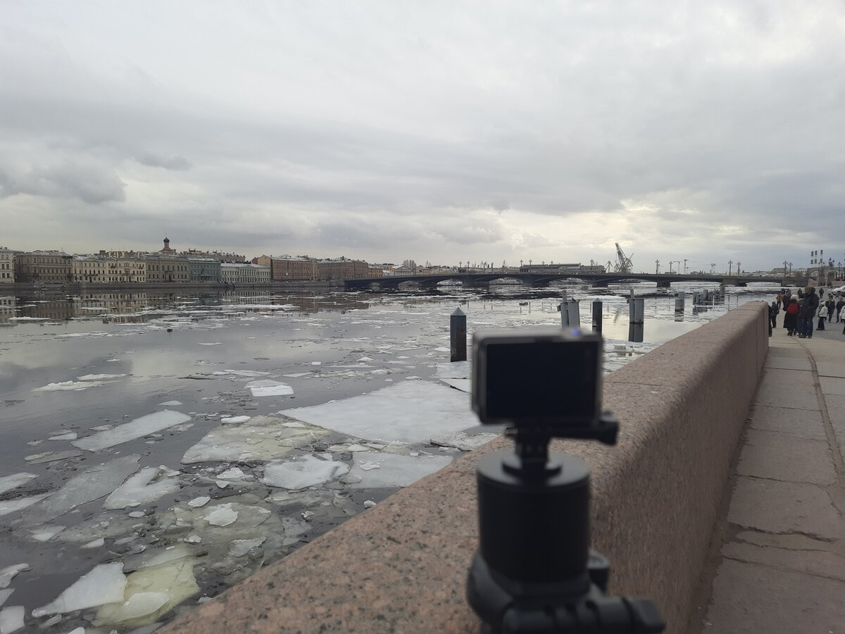 Экшн-камера на поворотном механизме