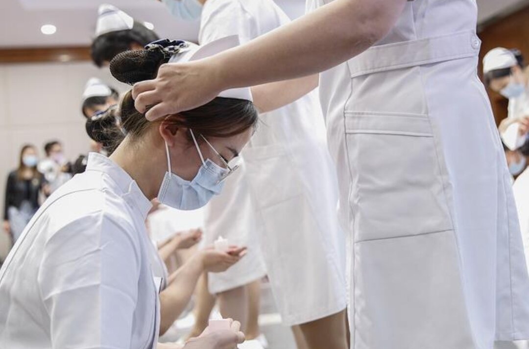 Торжественная церемония вручения медицинских шапочек в клинике при Пекинском университете.