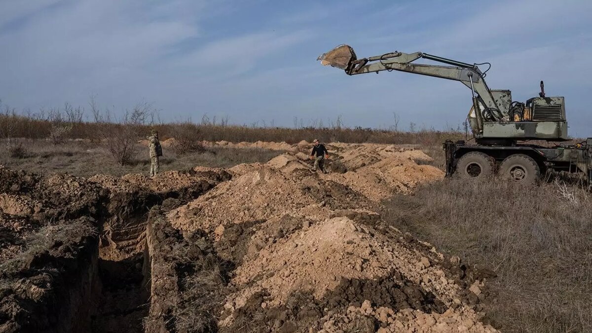     Для удержания своих позиций на фронте украинские военные строят сразу три линии фортификационных сооружений.