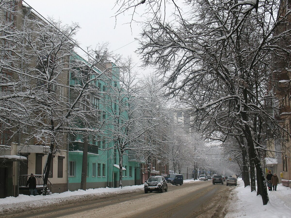 Это современный снимок нашей улицы Дзержинского - ныне Мироносицкой. По ней мимо нашего дома ходили трамваи.  В раннем детстве я не знал, кто такой Дзержинский, но само название мне казалось очень удачным - его звуки напоминали трамвайный звонок. 