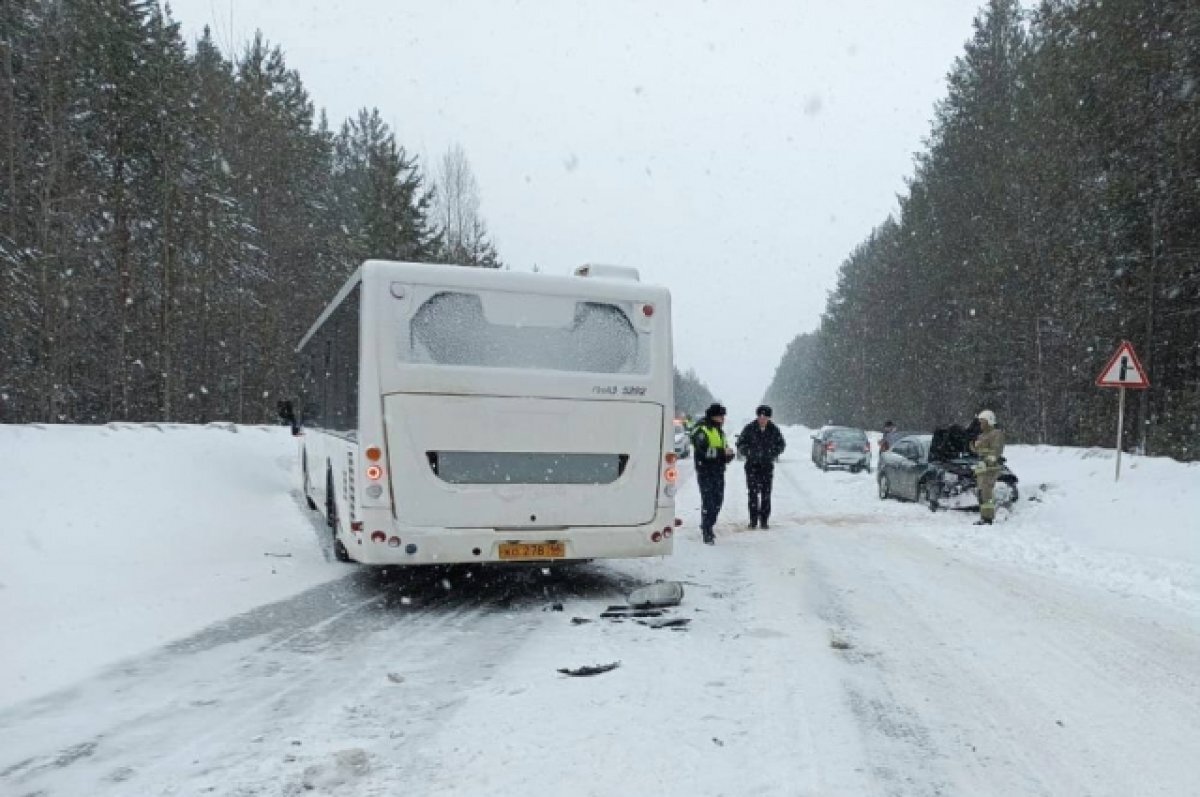    Два человека пострадали в ДТП с автобусом на уральской трассе