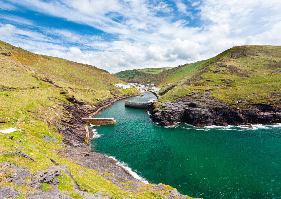 Крутые холмы, окружающие Боскасл.