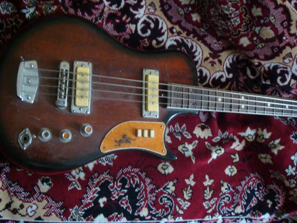 Это бас гитара с уменьшенным джэком. Который там стоял изначально.