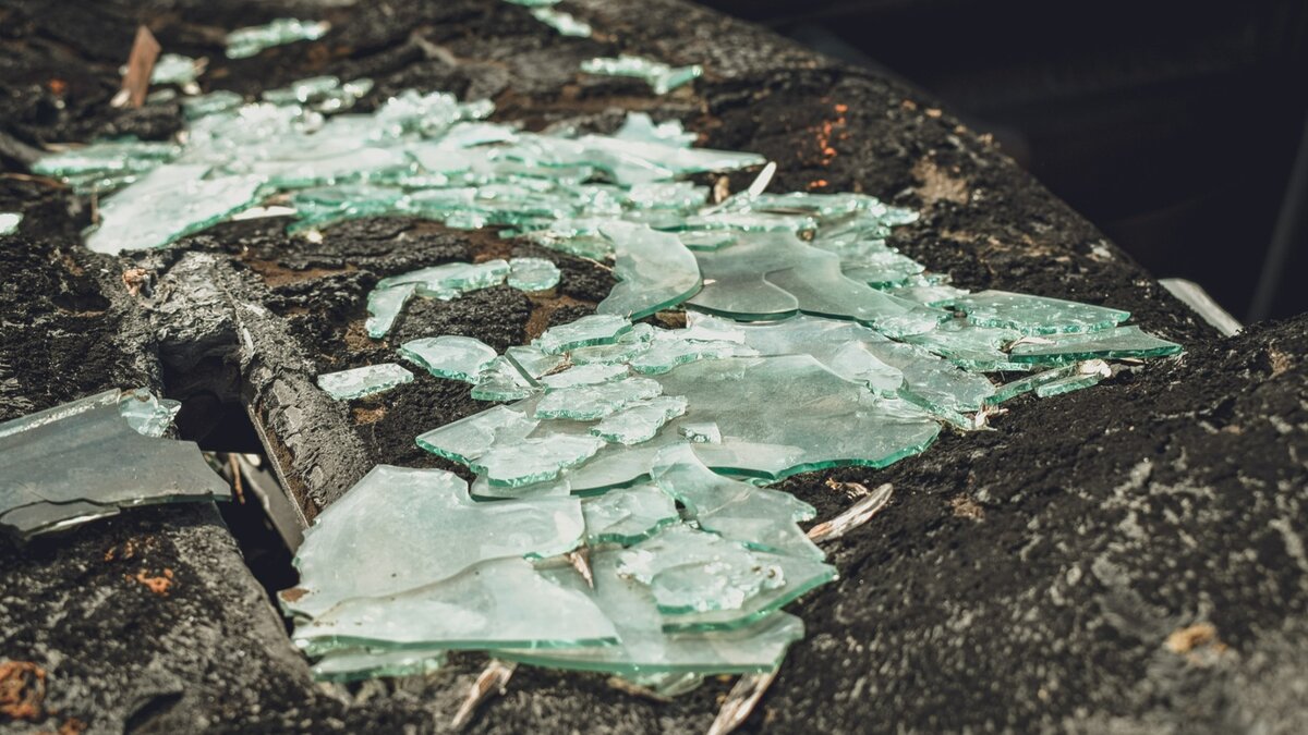     Местные жители в ужасе: хулиганы в дребезги разбили стеклянную остановку. Сейчас очевидцы спорят, можно ли найти вандалов.