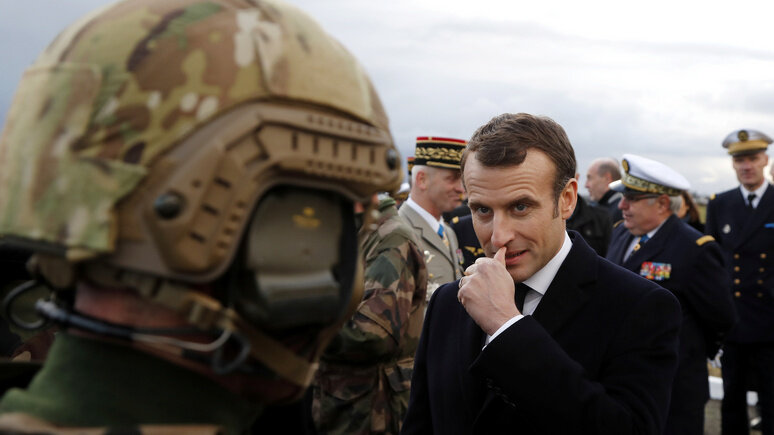 Эммануэль Макрон и военнослужащие армии Франции. Фото из Сети