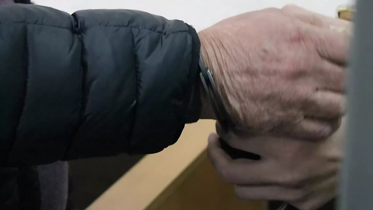     В Казани сотрудники правоохранительных органов возбудили уголовное дело на водителя автобуса №35, который накануне стал участником смертельного ДТП. Подробности раскрыли в отделе пропаганды ГИБДД по столице РТ.