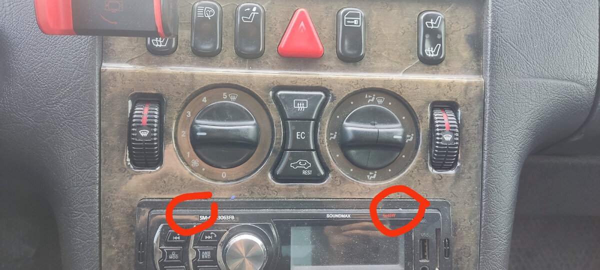 Вынимаем магнитолу и в верхней части обозначенные круглешками находится 2 винта под крестообразную отвертку выкручиваем их, далее легким движение отгибаем на себя деревянную панель подаем ее чуть вверх и она выходит