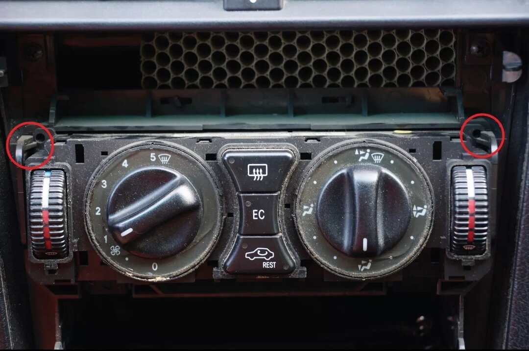 ВАЖНО УПРАВЛЕНИЕ ПОЛОЖЕНИЕМ ЗАСЛОНОК ПЕЧКИ ПОСТАВИТЬ КАК НА ФОТО для удобства установки в на место, далее отгибаем усики и вынимаем климат, отключаем фишку и можно идти разбирать сам климат