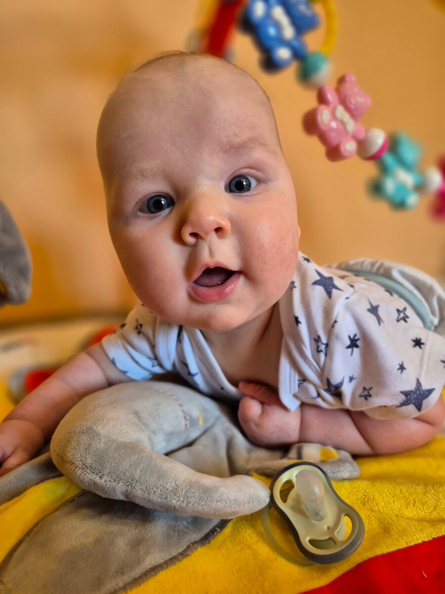 На животе Коля уже лежит с удовольствием