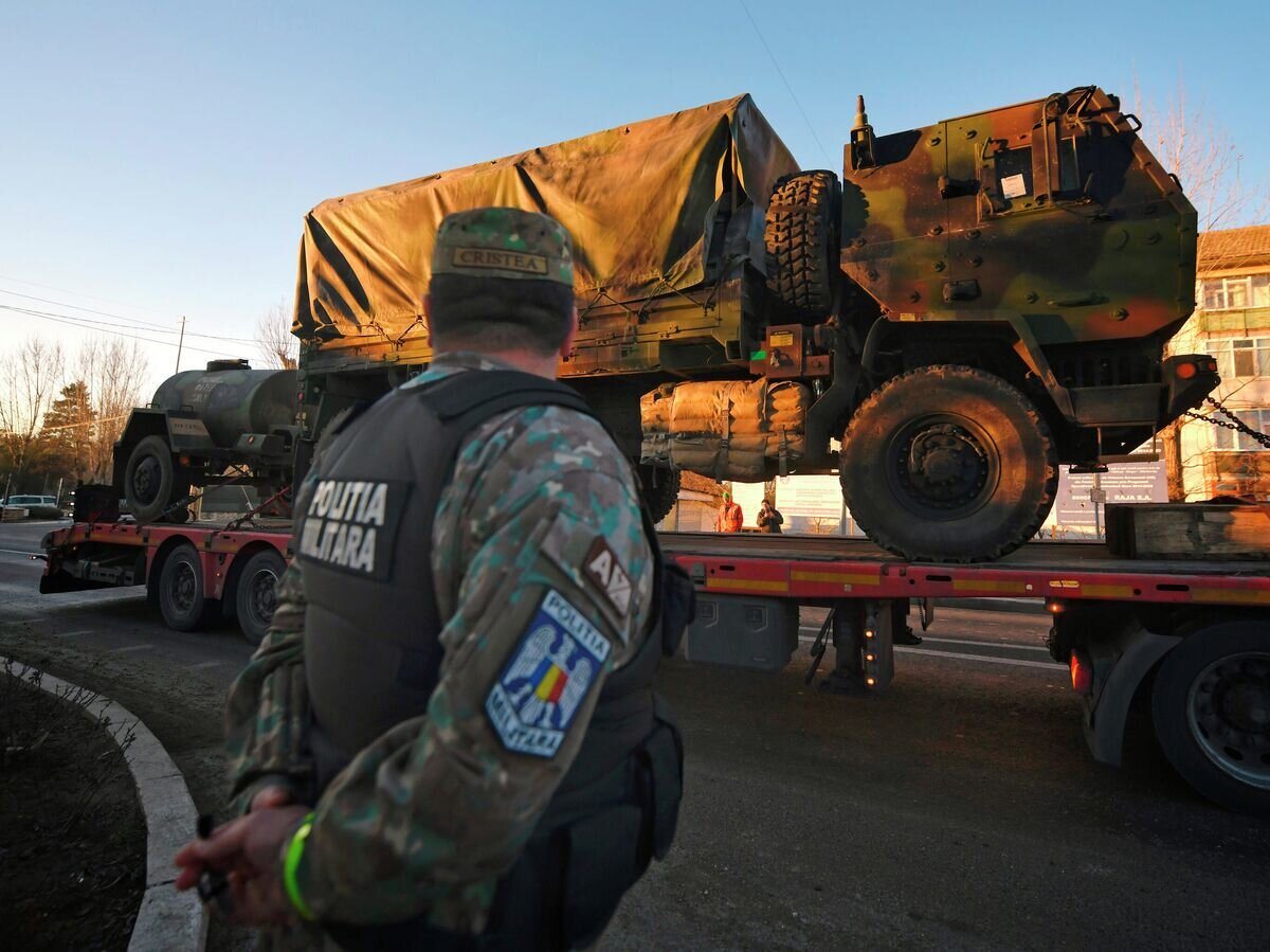    Военная техника США прибывает на авиабазу Михаила Когэлничану в Румынии© AP Photo / Andreea Alexandru
