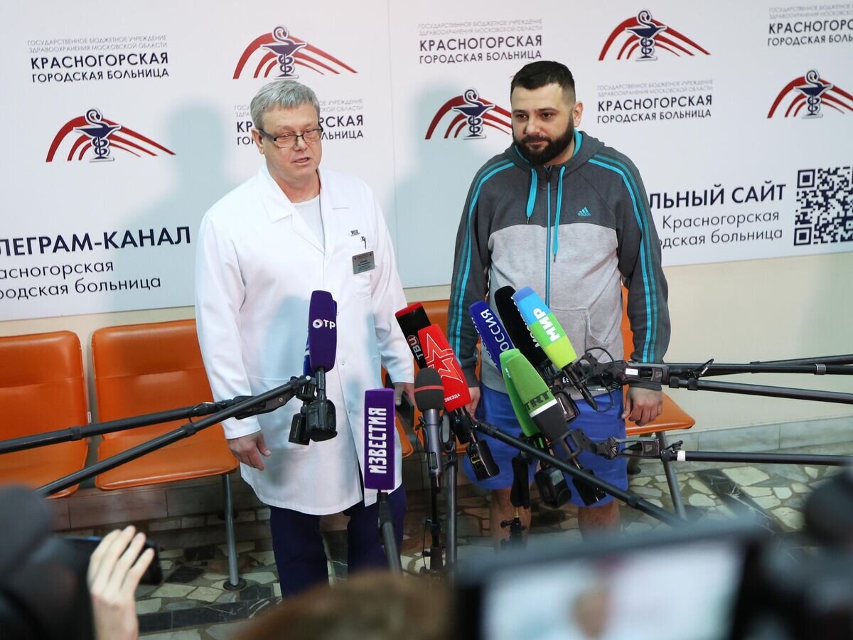    Заместитель главного врача по анестезиологии и реанимации Красногорской больницы Олег Варнавин и пострадавший во время теракта в "Крокус Сити Холле" Сергей Никонов общаются с журналистами© РИА Новости / Павел Львов