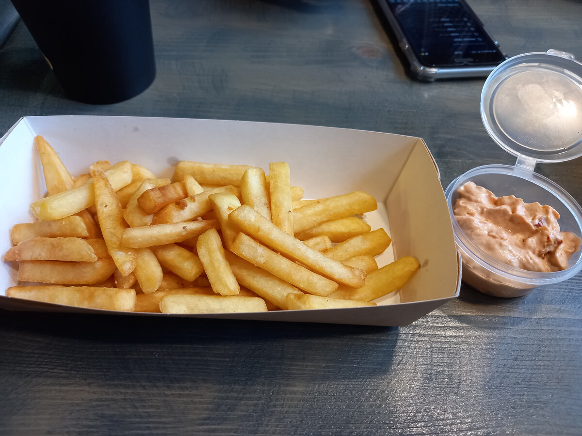 К сожалению соус я не вспомнил, а на яндексе в меню они отсутствовали