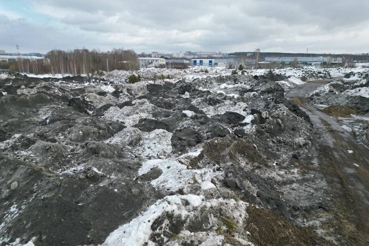    В Свердловской области обнаружили нелегальный снежный полигон у берега реки