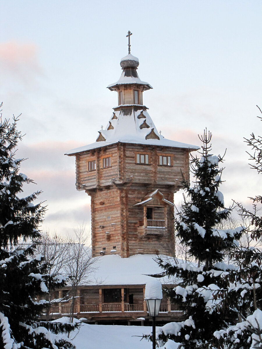 Такие объекты деревянного зодчества ожидаешь увидеть где-нибудь в Карелии, а никак не в 80 километрах от Москвы (здесь и далее фото автора)