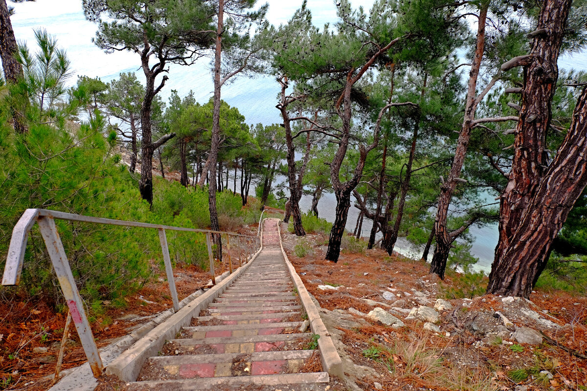 Лестница к пляжу в Геленджике