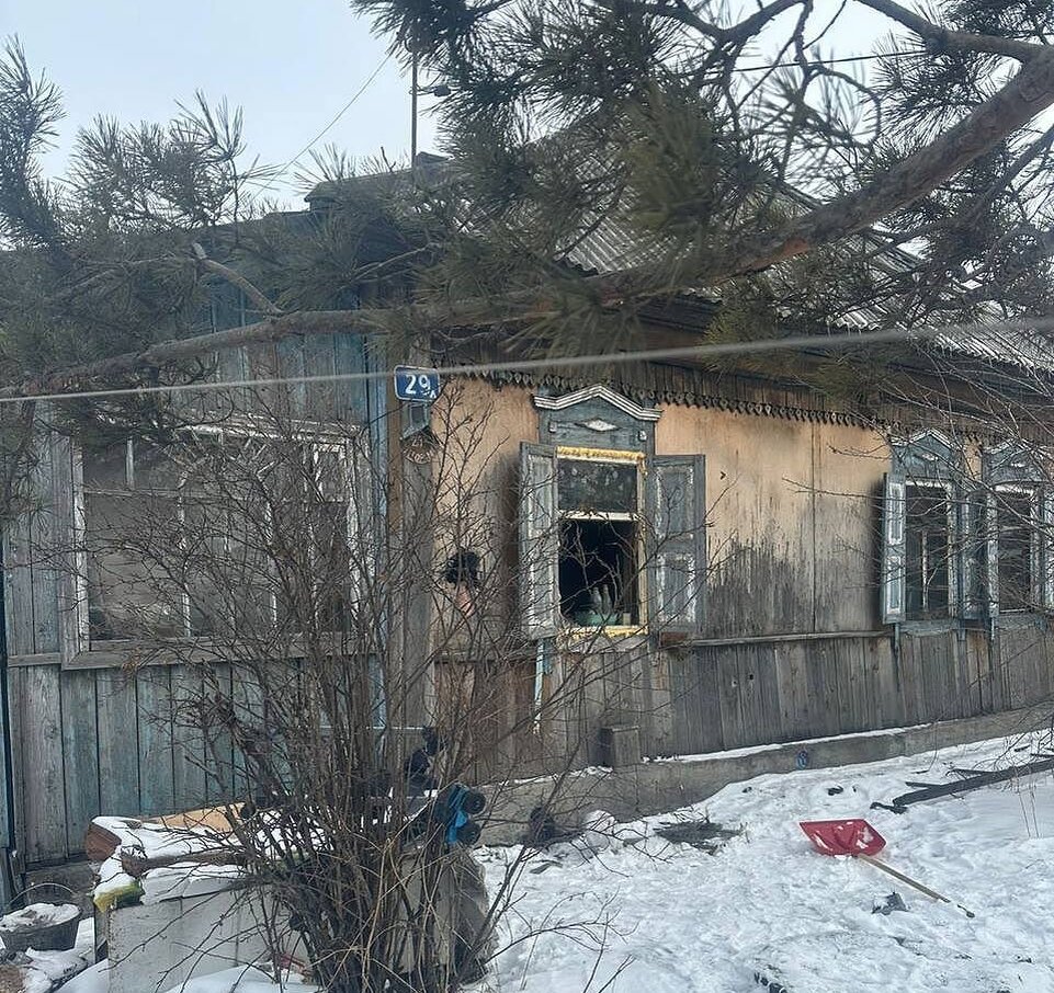    Пожар увидели соседи, которые и вызвали МЧС. Фото: Telegram-канал МЧС России