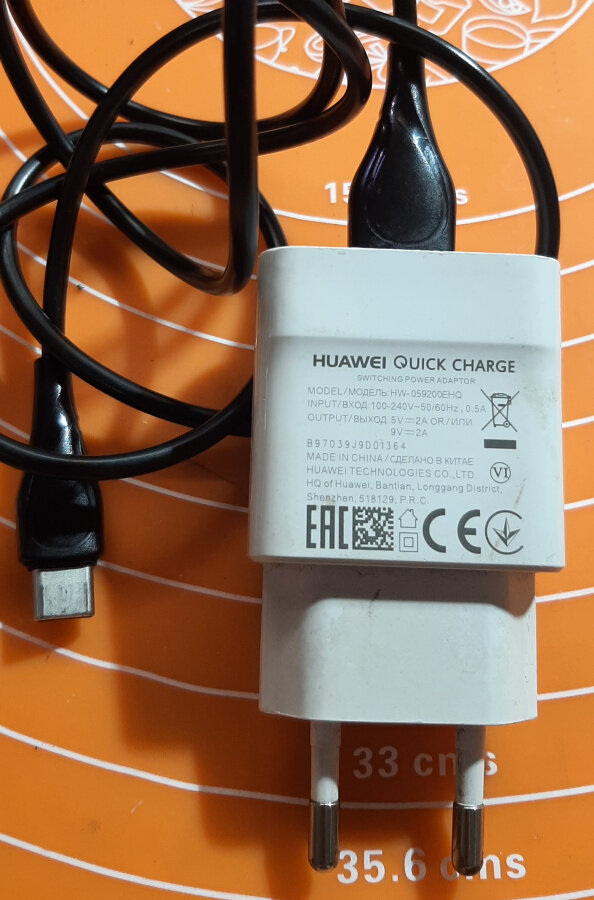 Зарядное устройство QuickCharge которое принес клиент вместе с колонкой.