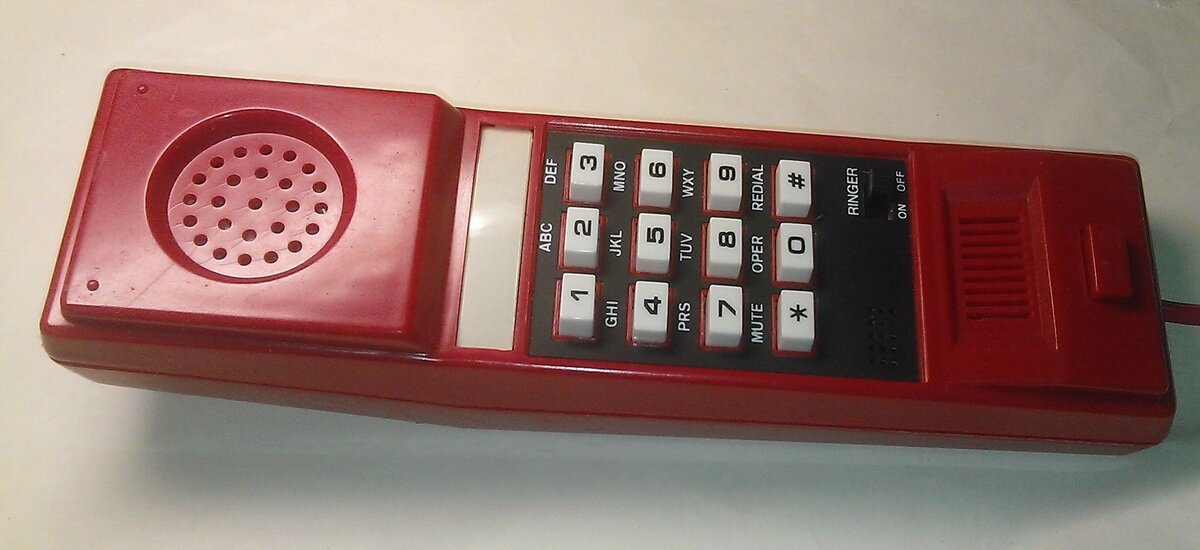 Обожаю перебирать свою кладовку. Там хранится много вещей, которые напоминают о молодости. Недавно обнаружила настоящий клад — кнопочный телефон. В начале 90-х такие аппараты были настоящей редкостью.
