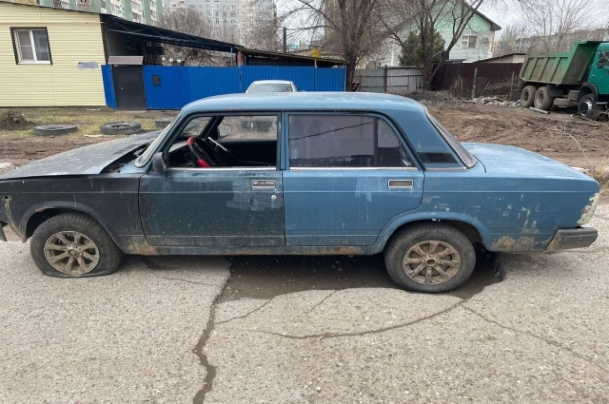    В Астрахани подростки угнали автомобиль и врезались на нем в столб