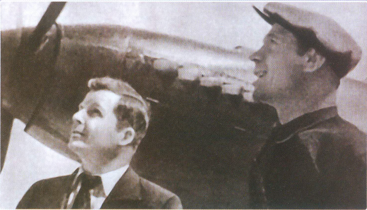 Авиаконструктор С.В. Ильюшин (слева) и лётчик-испытатель К.К Коккинаки возле Ил-2.