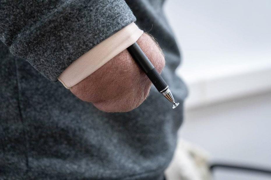 С помощью стилуса человек с ампутированной рукой может пользоваться тачскрином, это облегчает обратную связь при экспериментах по очувствлению протезов  