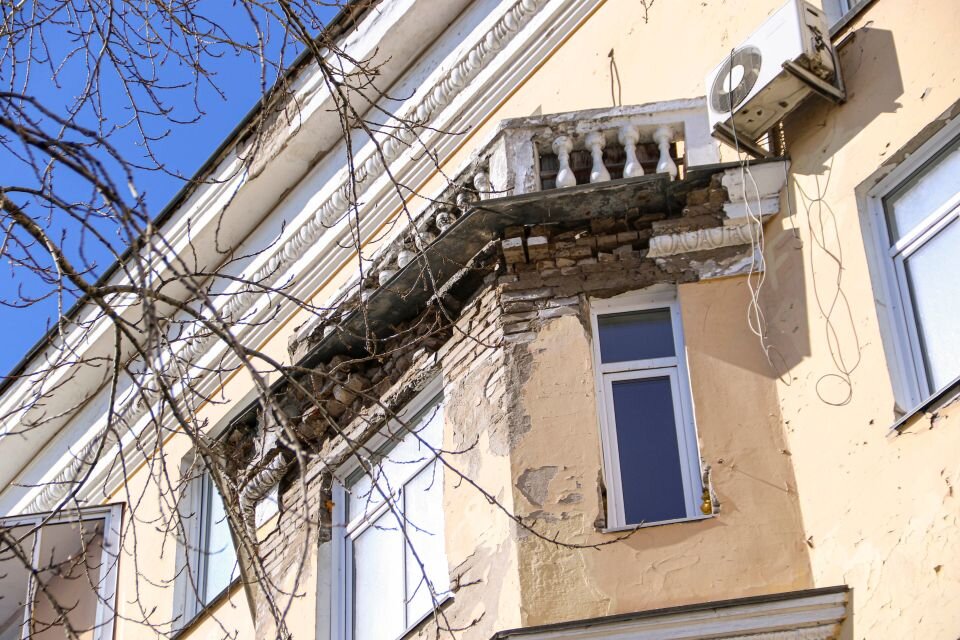    В барнаульском доме на пр. Строителей, 4 произошло обрушение фасада. Источник: Виталий Барабаш