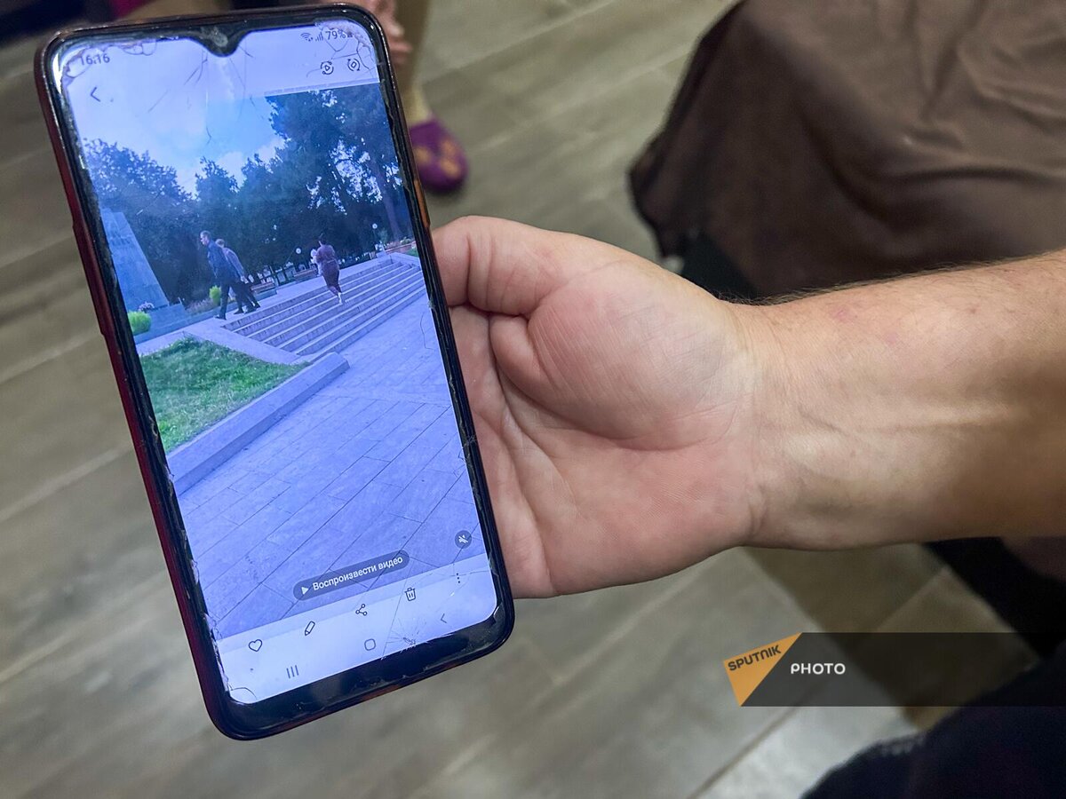 Вынужденная переселенка Анна показывает последнюю фотографию Степанакерта © Sputnik/Marianna Paytyan