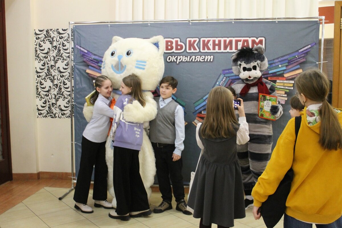 Котики и книги – лучшие друзья юных читателей.