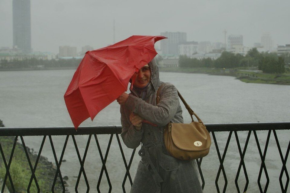 дождь и ветер в кировской области. плохая погода дождь ветер. сильный ветер и дождь. сильный ветер на улице. сильный дождь.