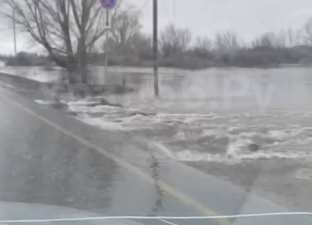    В Оренбургской области недалеко от трассы, где в 2022 году во время паводка утонули два авто с людьми, стало подтапливать дорогу