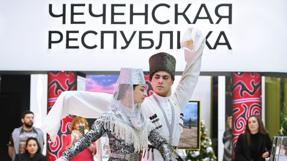 Максим Блинов / Фотохост-агентство РИА Новости📷Традиционный чеченский мужской костюм немыслим без черкески — приталенного кафтана с нагрудными карманами для хранения патронов (газыри). Завершает образ папаха — шапка из овечьей шерсти.В женском наряде выделяются длинные рукава, расшитые золотыми или серебряными нитями. Голова покрыта полупрозрачным платком.