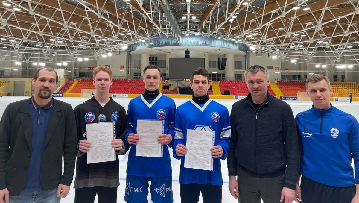 На фотографии слева направо: Алексей Новиков - Директор СШ по хоккею с мячом "Динамо", Сергей Сачков, Кирилл Иванушкин, Дмитрий Таратута, Евгений Иванушкин - главный тренер московского "Динамо", Дмитрий Попутников - главный тренер "Динамо-2" (Москва)