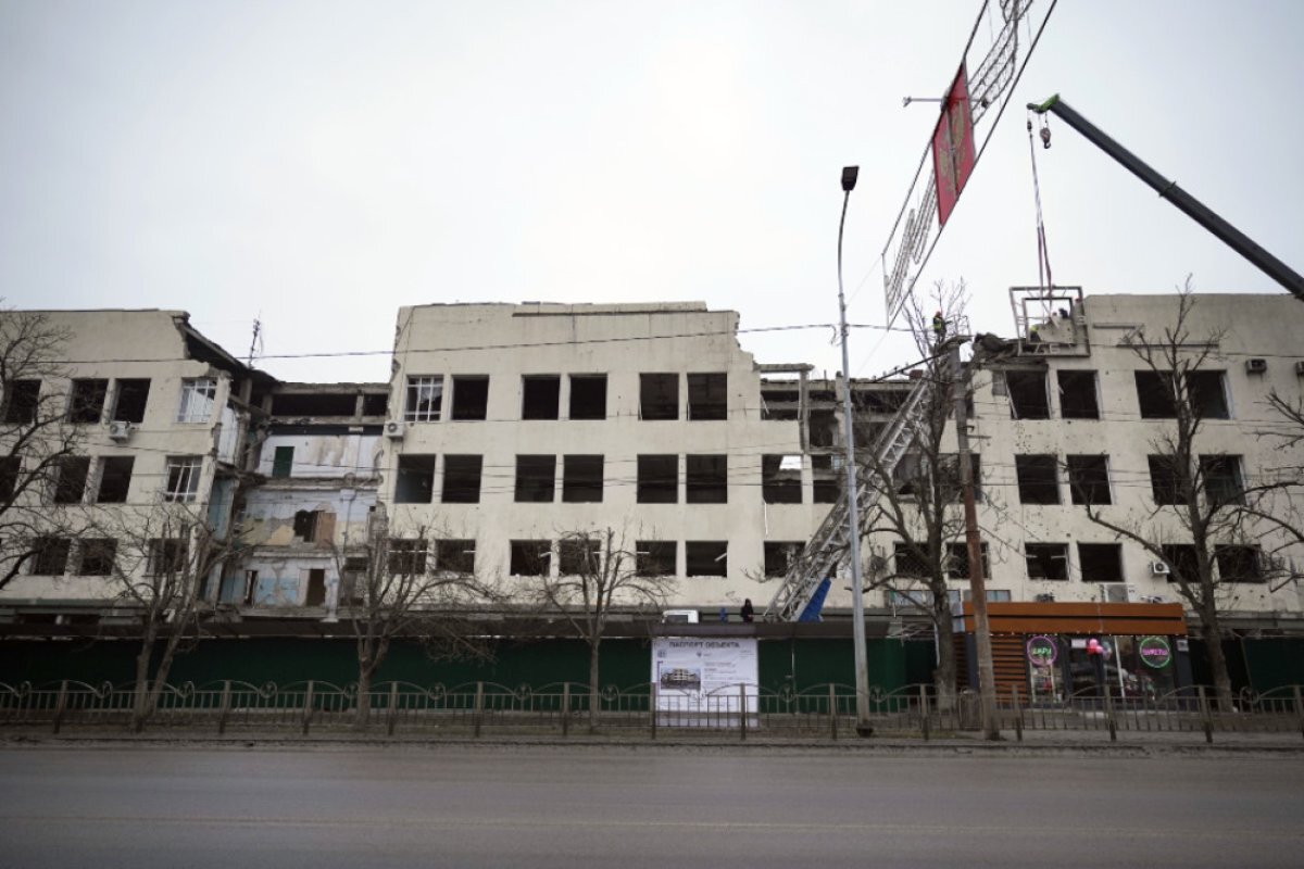    Дом связи, повреждённый в результате боевых действий. Мариуполь, Донецкая Народная Республика, Россия.