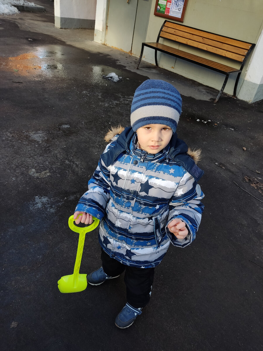 Снега почти нет, но дети упорно берут с собой лопаты. 😁