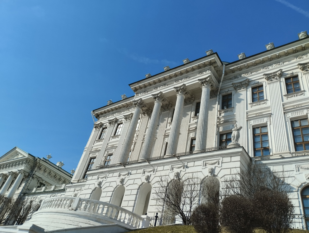 Дом Пашкова, вид со стороны метро Боровицкая