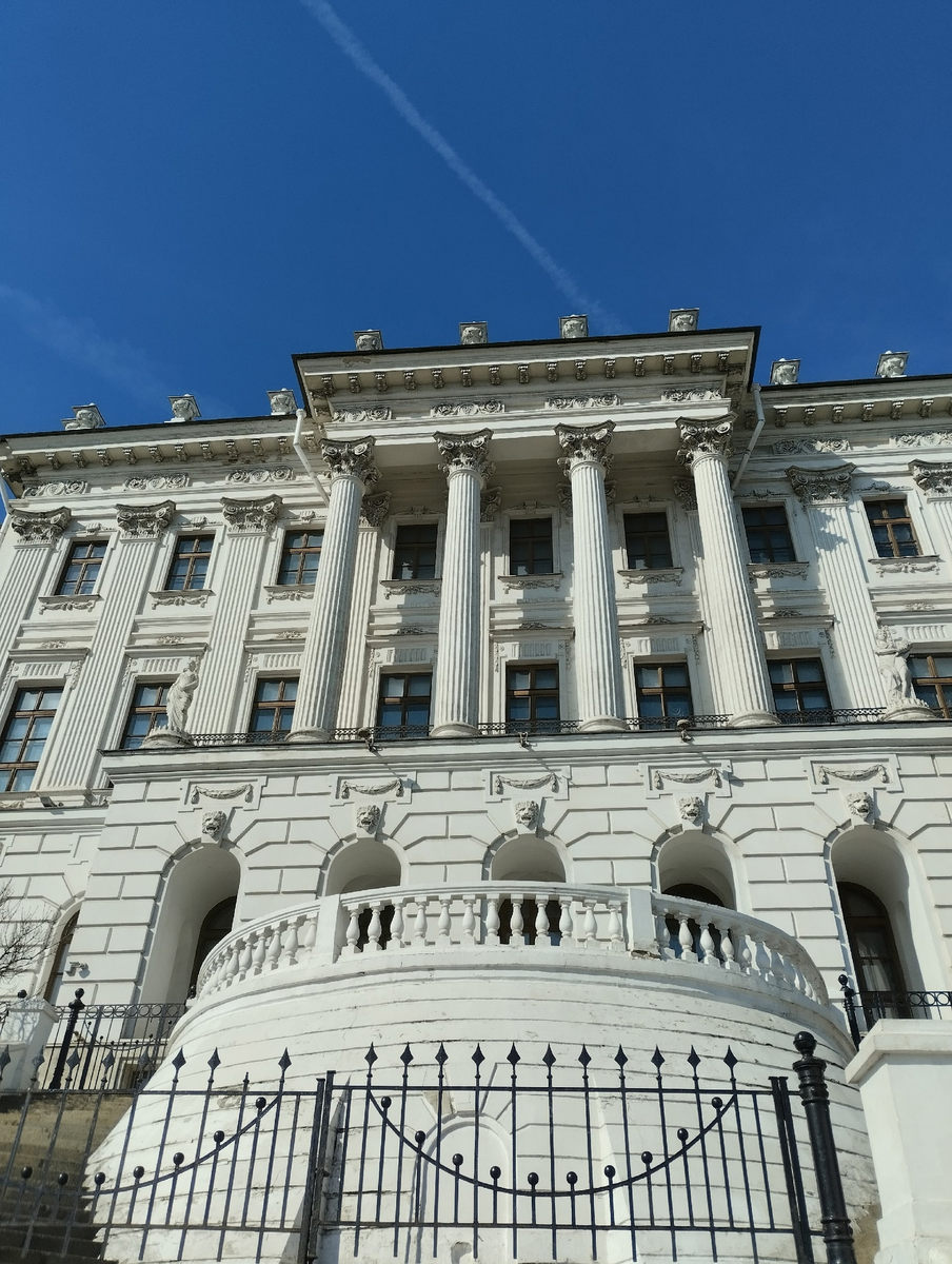 Дом Пашкова, виды со стороны метро Боровицкая