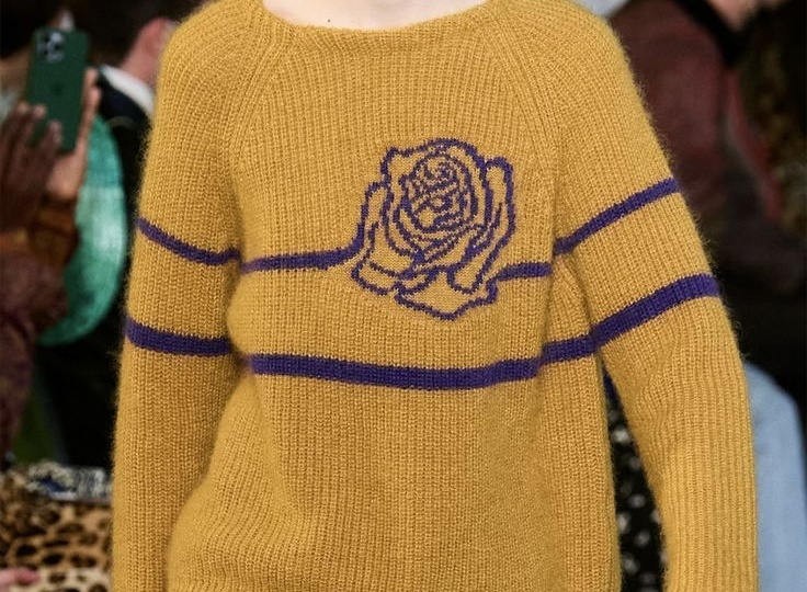 Вышивка на вязаной одежде! Идеи для вдохновения! Схемы.