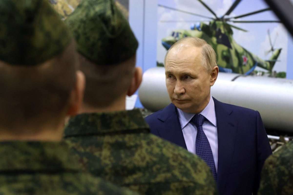   Президент РФ Владимир Путин беседует с военными летчиками, проходящими подготовку в 344-м государственном центре боевого применения и переучивания летного состава Минобороны РФ в Торжке.