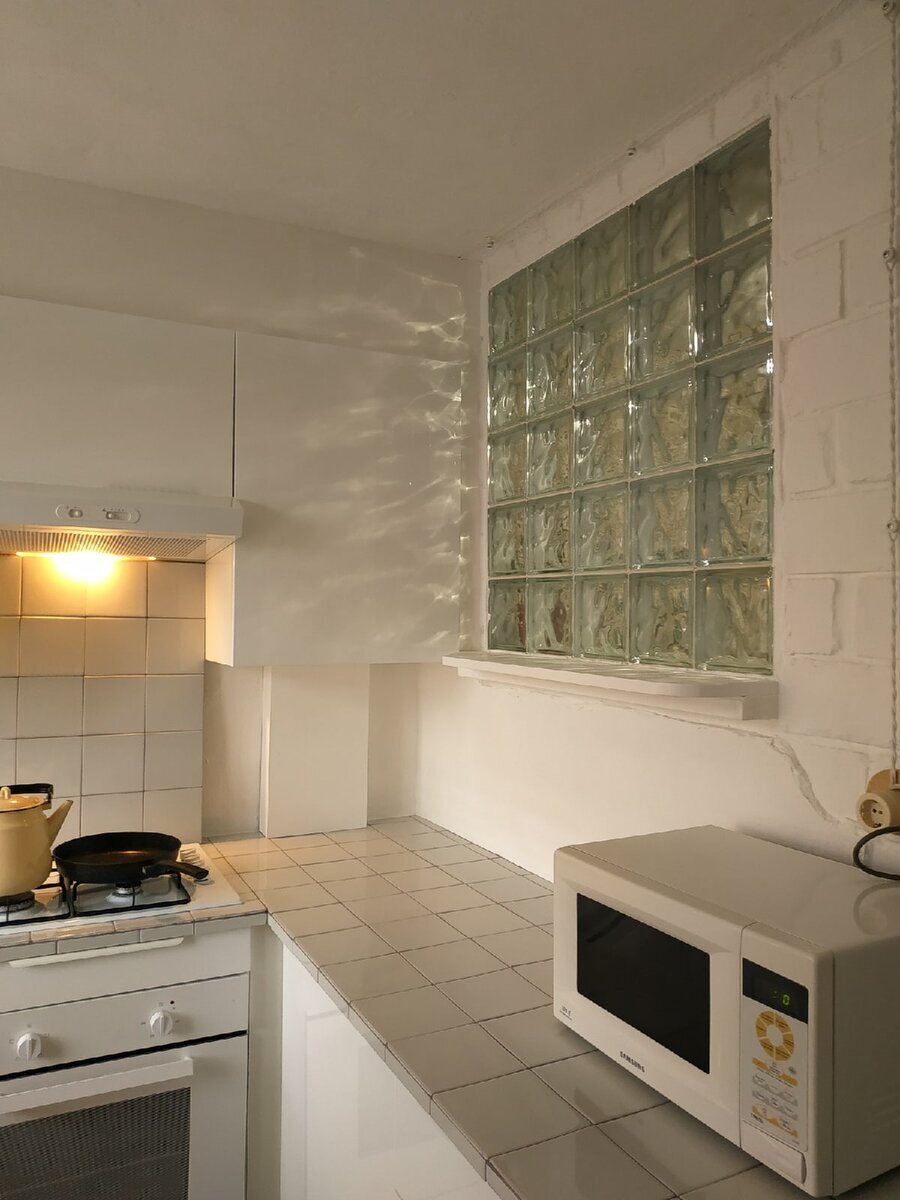 То самое окошко из стеклоблоков. Их, кстати, купили с рук на Авито