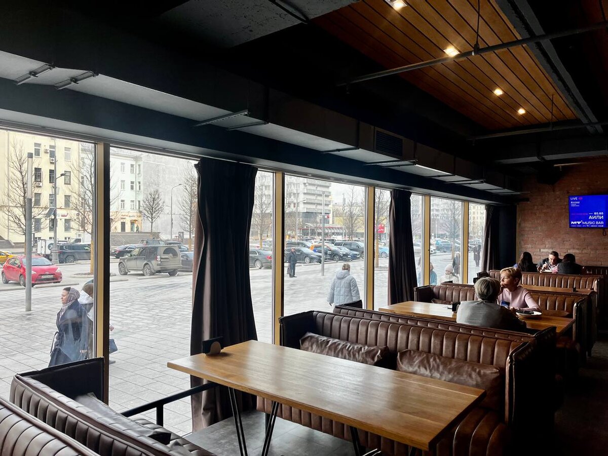 либерти бар пермь. бар hooters в москве. бар ресторан город. бар бамбуле москва. паб либерти славянская площадь.